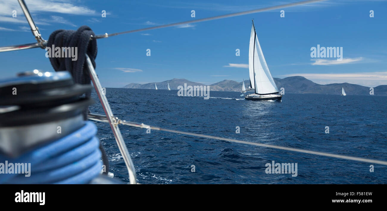 Régate de voile. Yachts bateau à voiles blanches dans la mer ouverte. Bateaux de luxe. Banque D'Images