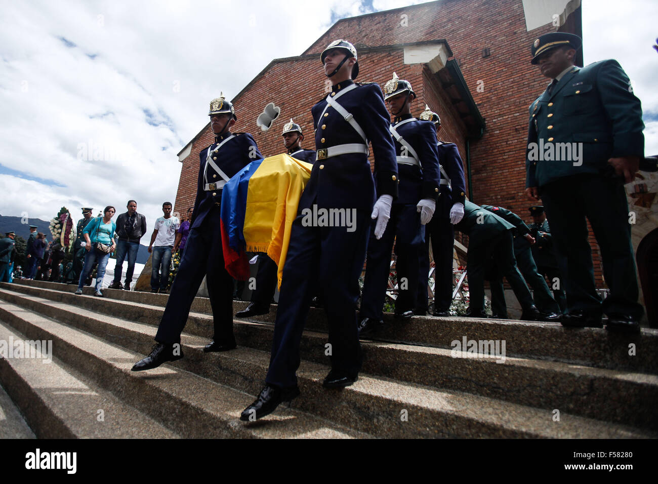 Bogota, Colombie. 29 Oct, 2015. Le transfert de la garde d'honneur l'un des cercueils des soldats tués par l'Armée de libération nationale (ELN) lors de funérailles à Bogota, capitale de la Colombie, 29 octobre, 2015. Onze soldats colombiens et un policier qui gardaient les élections locales ont été tués dans une embuscade tendue par des membres du groupe rebelle de gauche à l'ELN, c'est signalé lundi. Credit : Jhon Paz/Xinhua/Alamy Live News Banque D'Images