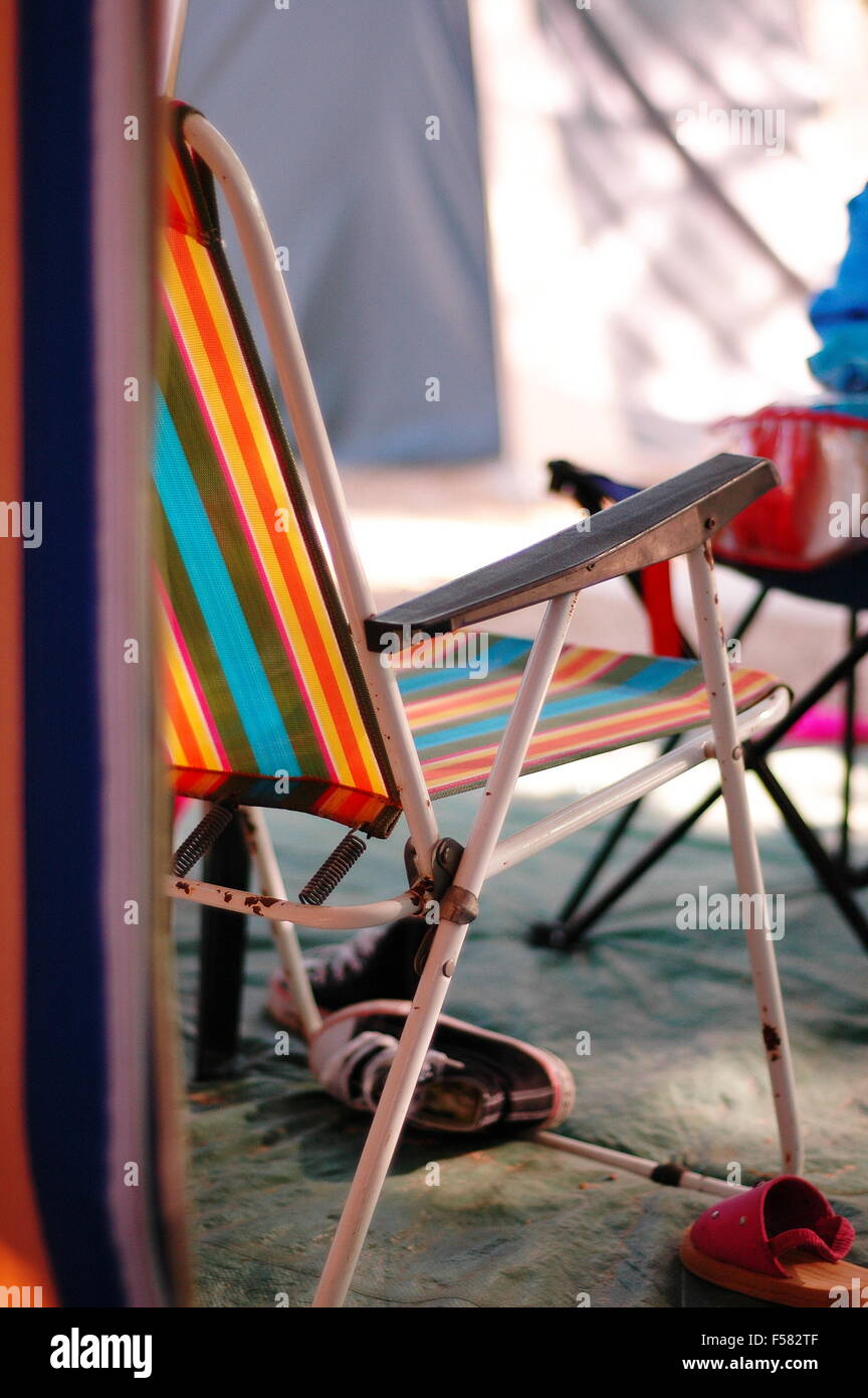 Chaise longue avec l'orange, bleu, rouge et jaune dans une scène camping  Photo Stock - Alamy