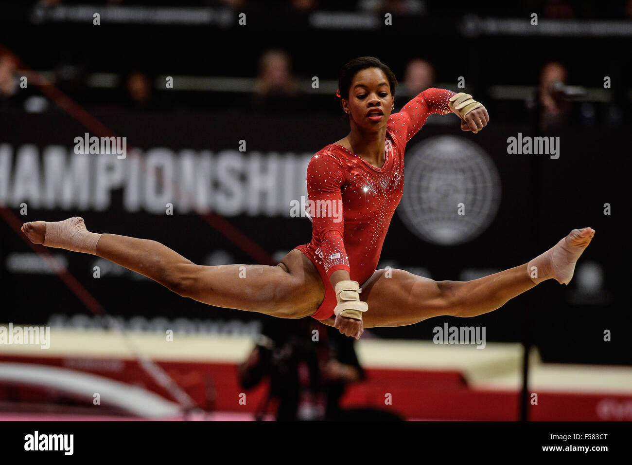 Glasgow, Royaume-Uni. 29 Oct, 2015. Champion olympique de la GABRIELLE DOUGLAS United States livre concurrence sur le plancher sur son chemin pour gagner la médaille d'argent au concours général au cours de l'année 2015, championnats du monde tenu à Glasgow, Royaume-Uni. Credit : Amy Sanderson/ZUMA/Alamy Fil Live News Banque D'Images