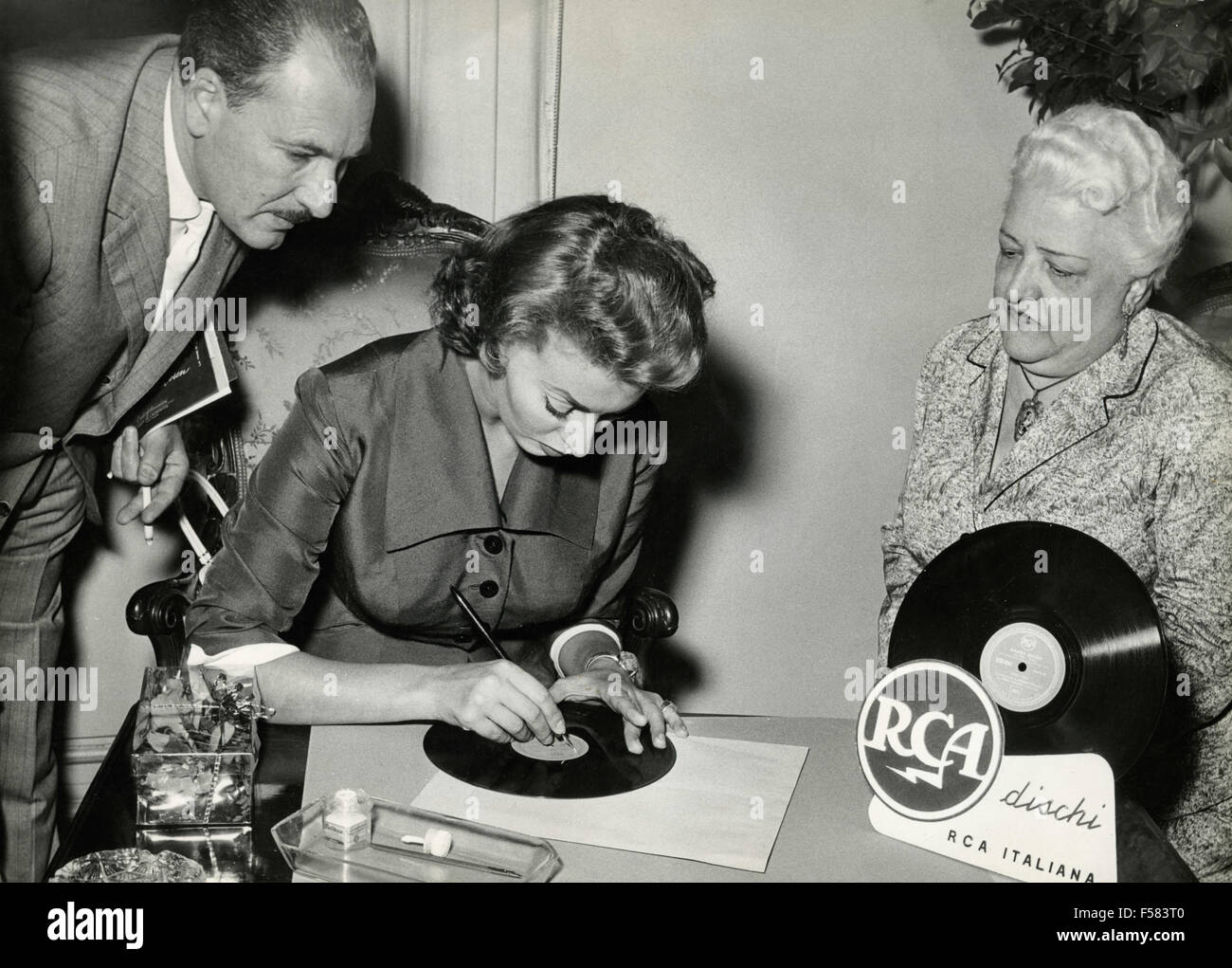 L'actrice italienne Sophia Loren la signature d'un disque pour RCA Banque D'Images