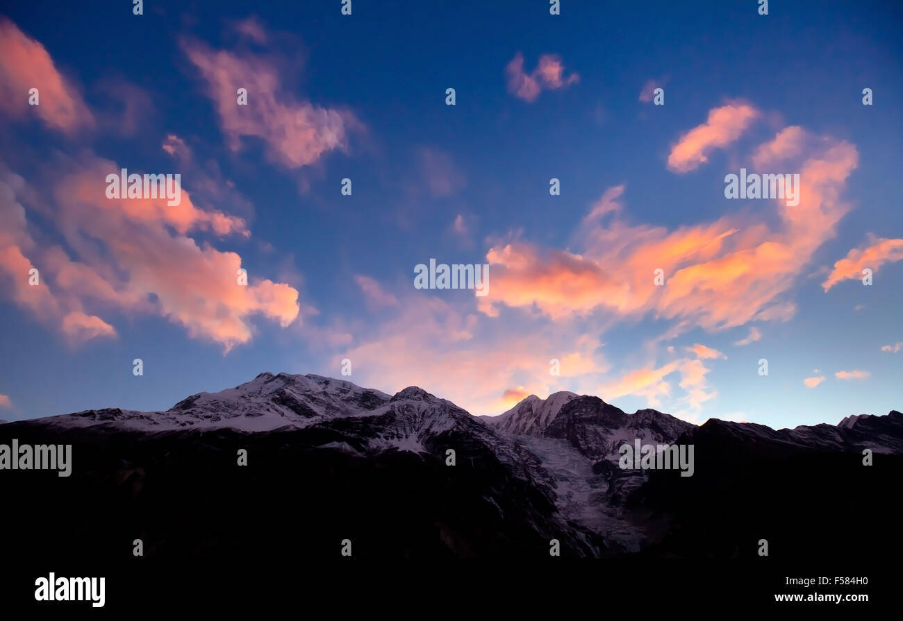 Belle vue panoramique sur les montagnes de l'Himalaya au coucher du soleil Banque D'Images