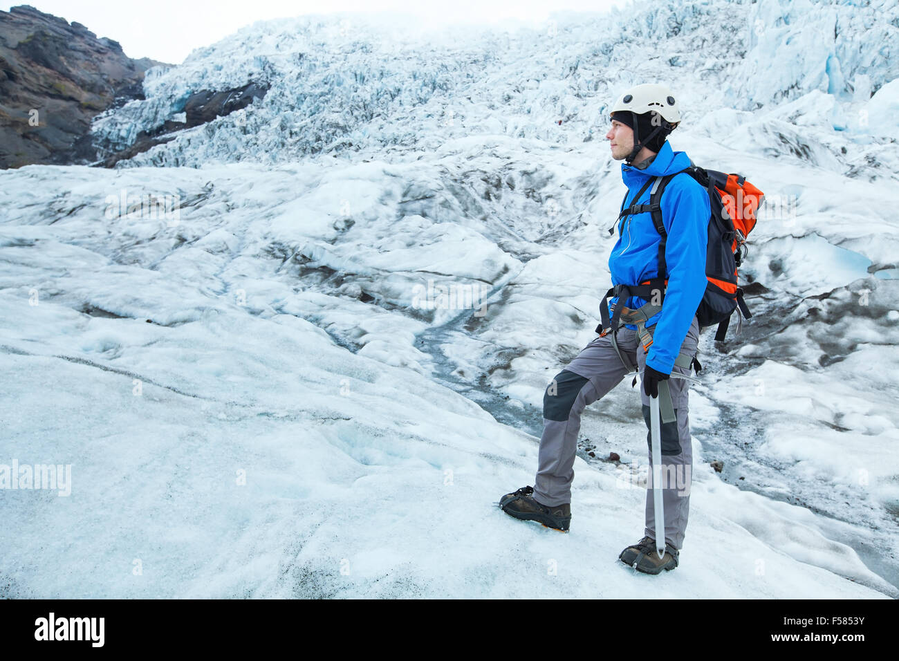 Alpinist climber en crampons et tout le matériel sur le glacier Banque D'Images