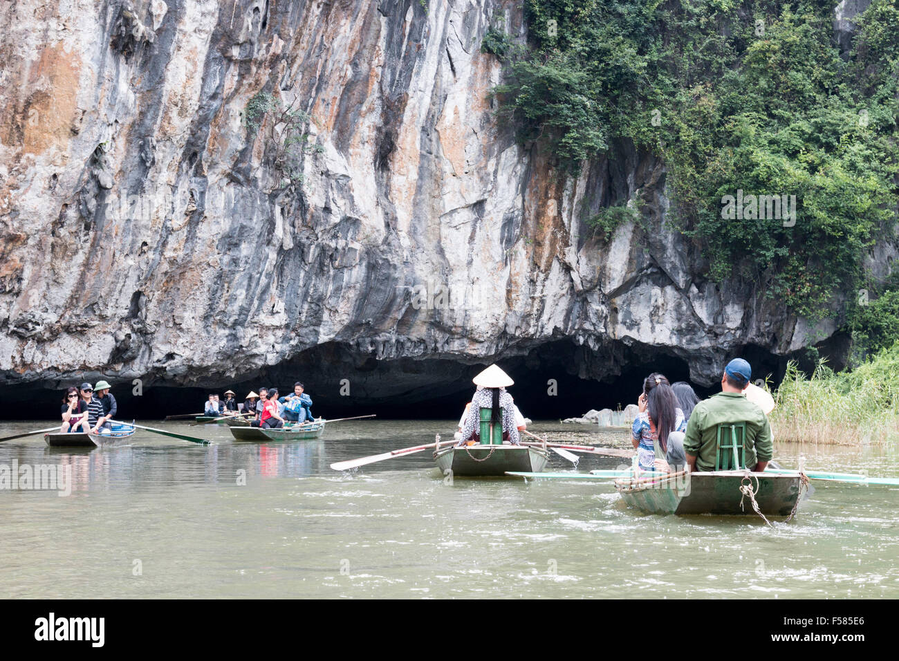 Zone de Tam Coc de NGO Dong River où les touristes voyagent en bateau pour voir les grottes et les îles souvent appelées ha ong Bay sur terre, Vietnam, Asie Banque D'Images