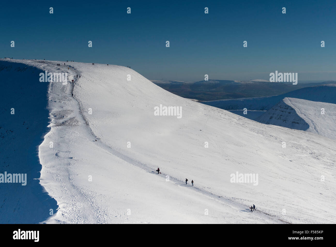 Les randonneurs de montagne à pen-y-fan, randonnée à Brecon, Nouvelle-Galles du Sud, à la suite de neige de l'hiver. Banque D'Images