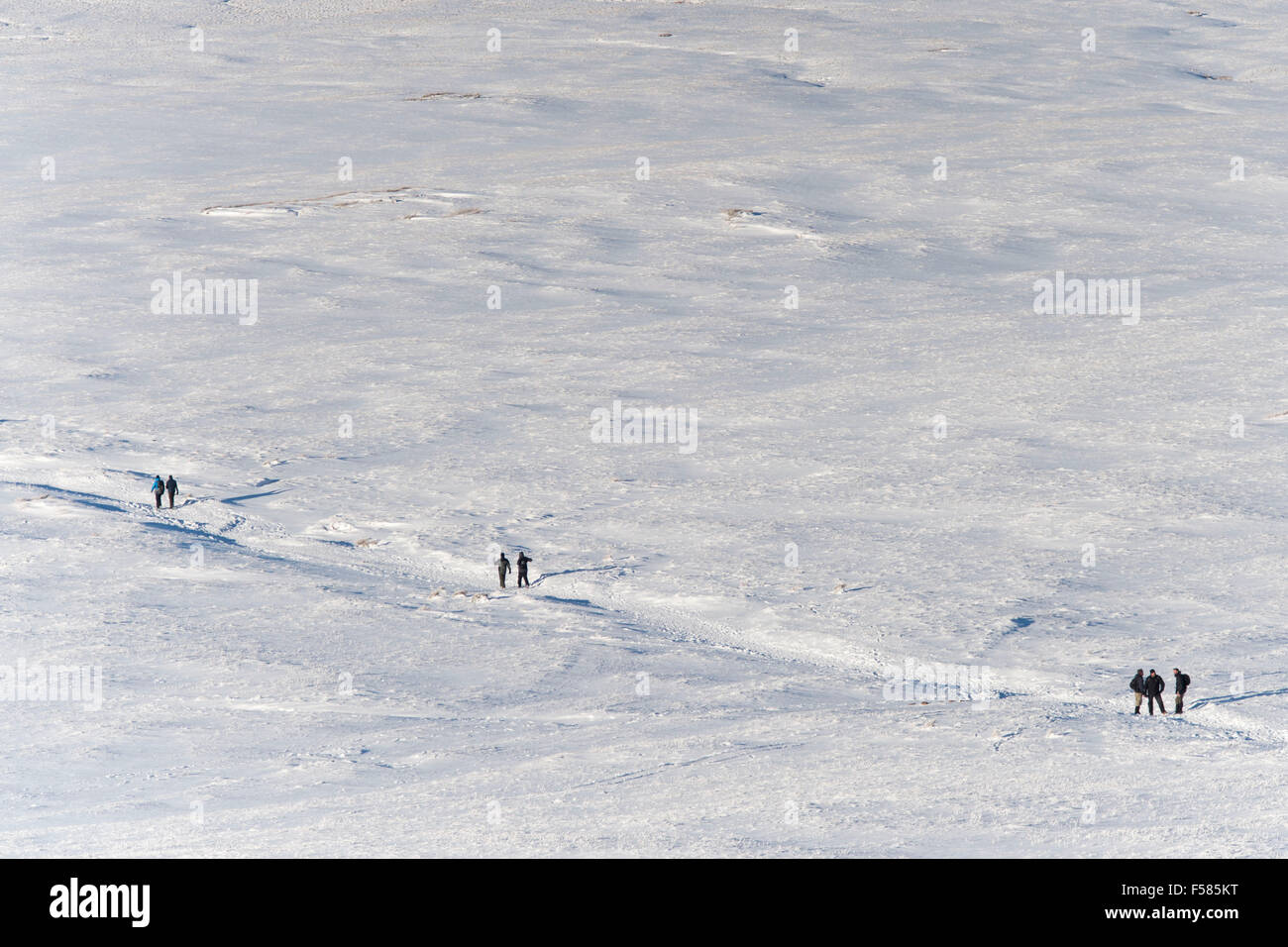 Les randonneurs de montagne à pen-y-fan, randonnée à Brecon, Nouvelle-Galles du Sud, à la suite de neige de l'hiver. Banque D'Images