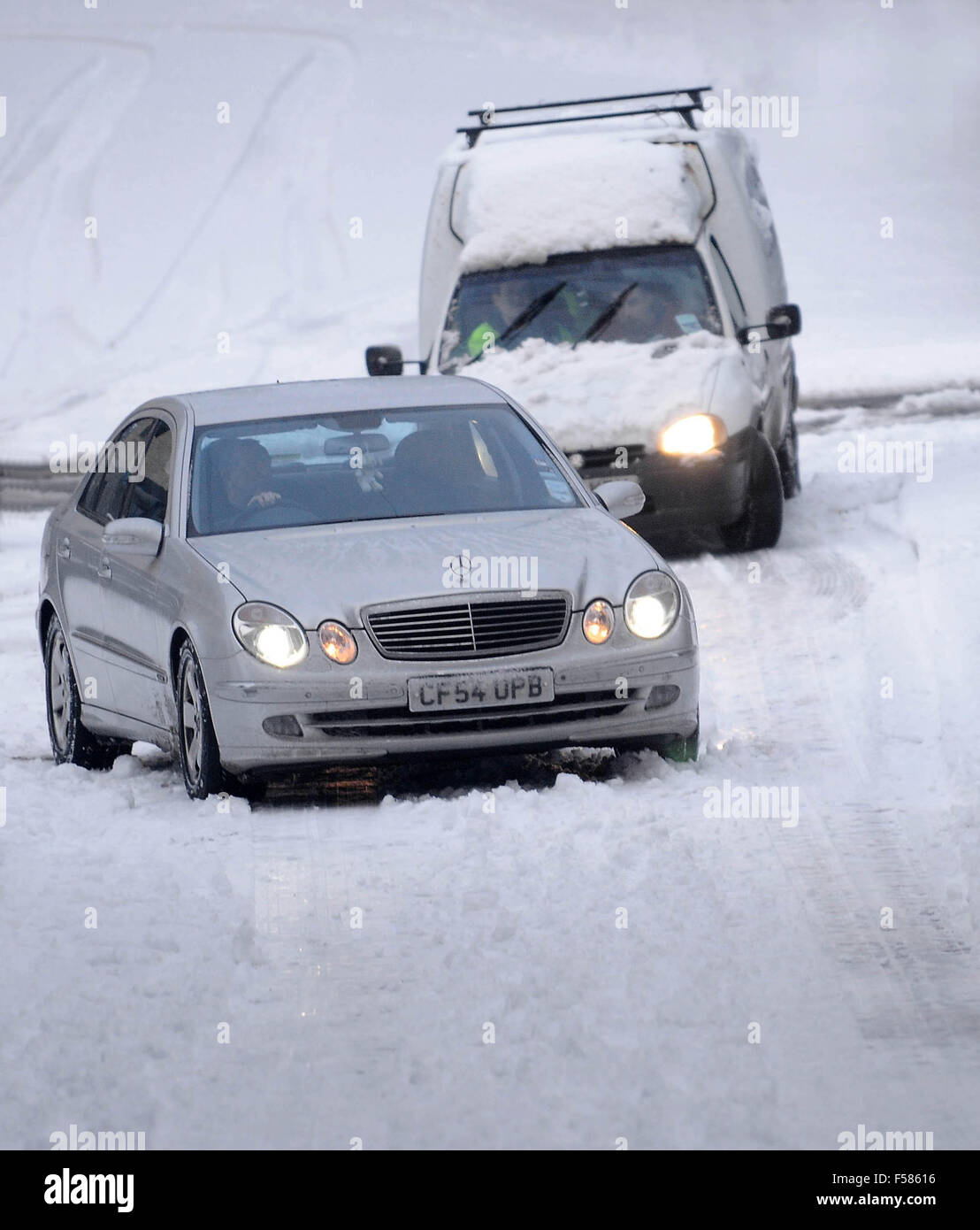 Lutte de voitures sur les routes couvertes de glace noire et la neige pendant les fortes chutes de neige dans la région de Pontypridd, Pays de Galles du Sud. Banque D'Images