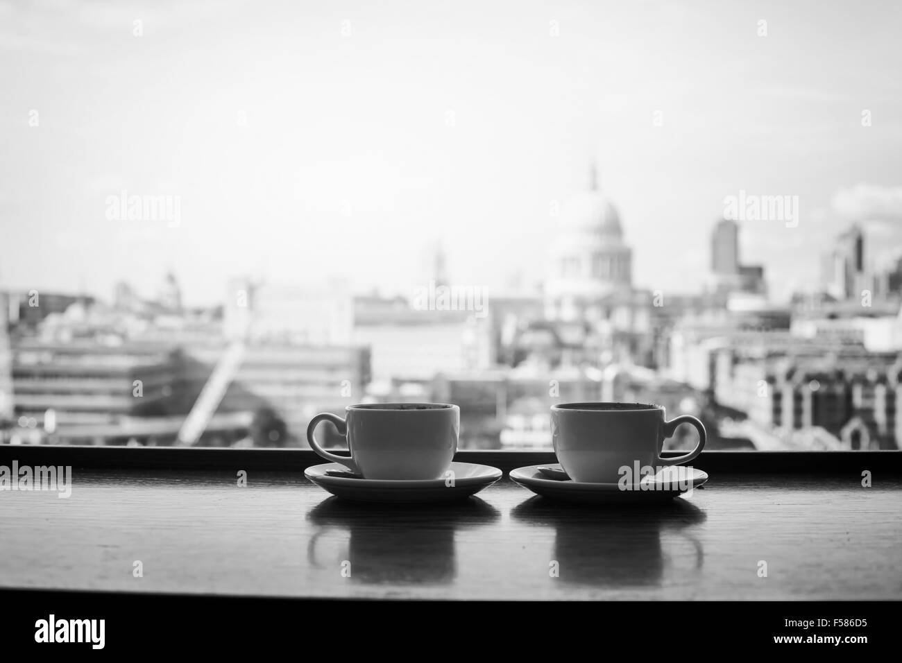 Le noir et blanc vue de Londres avec deux tasses de café près de la cathédrale St Paul Banque D'Images Le noir et blanc vue de Londres avec deux tasses de café près de la cathédrale St Paul Banque D'Images