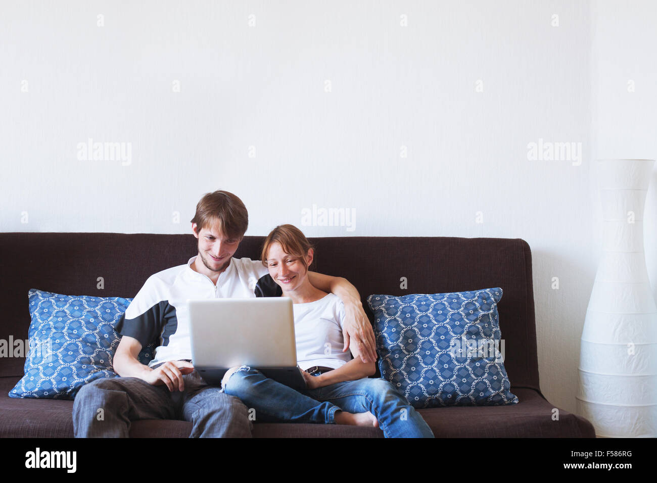 Couple avec laptop at home Banque D'Images