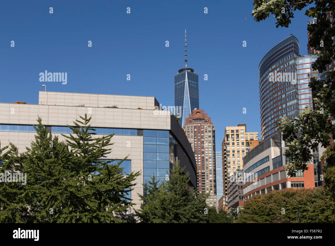 L'architecture à Battery Park City avec son musée du patrimoine juif en premier plan, NYC Banque D'Images