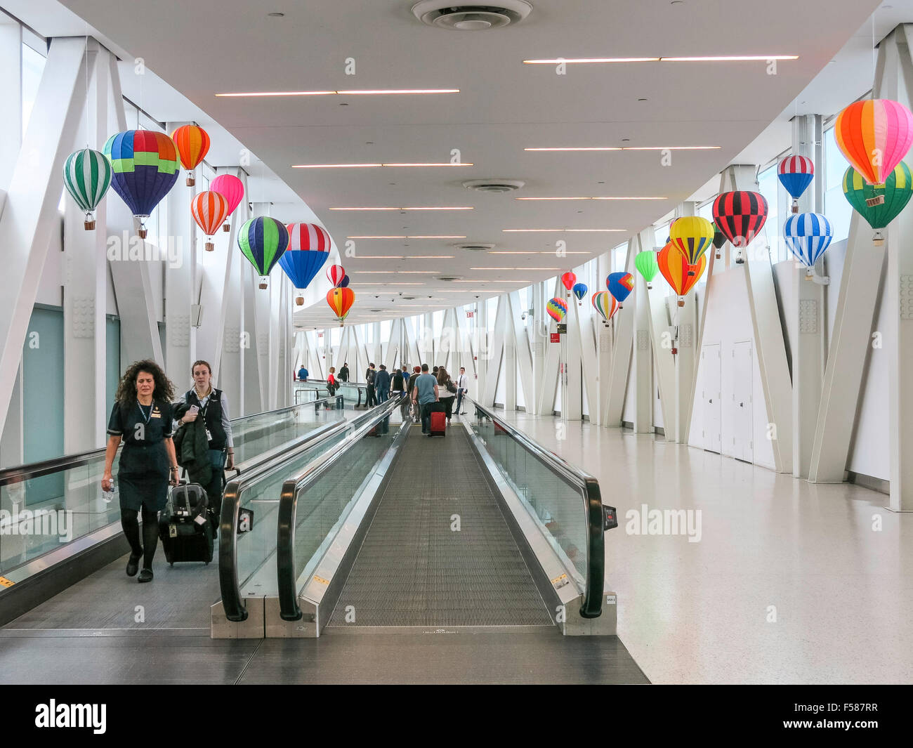 Les voyageurs de l'aéroport, trottoirs roulants à l'aéroport international John F. Kennedy, New York Banque D'Images