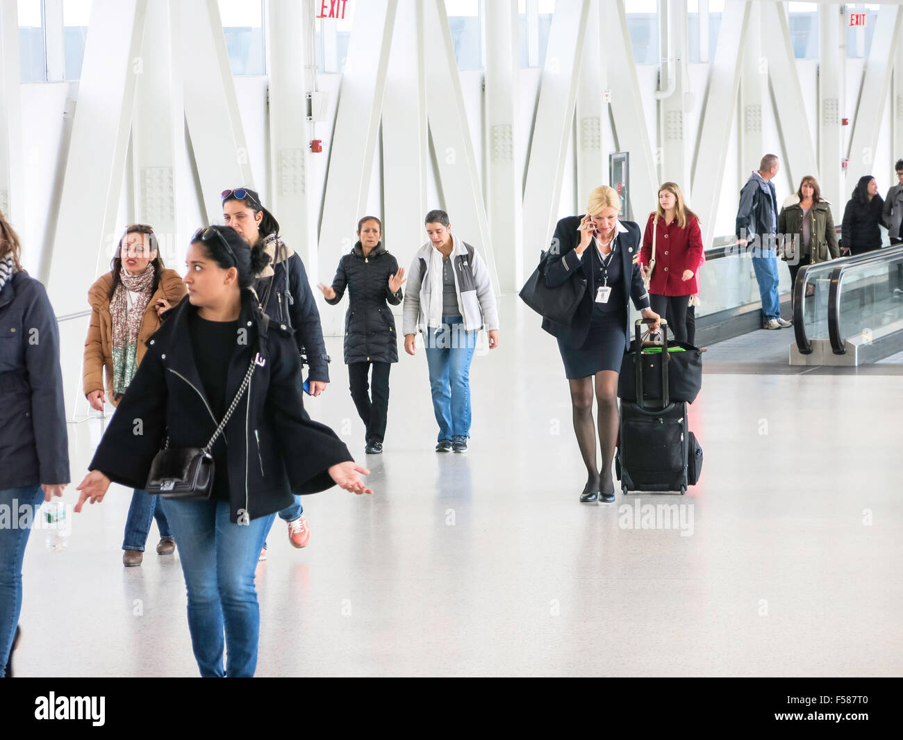 Les voyageurs de l'aéroport, trottoirs roulants à l'aéroport international John F. Kennedy, New York Banque D'Images