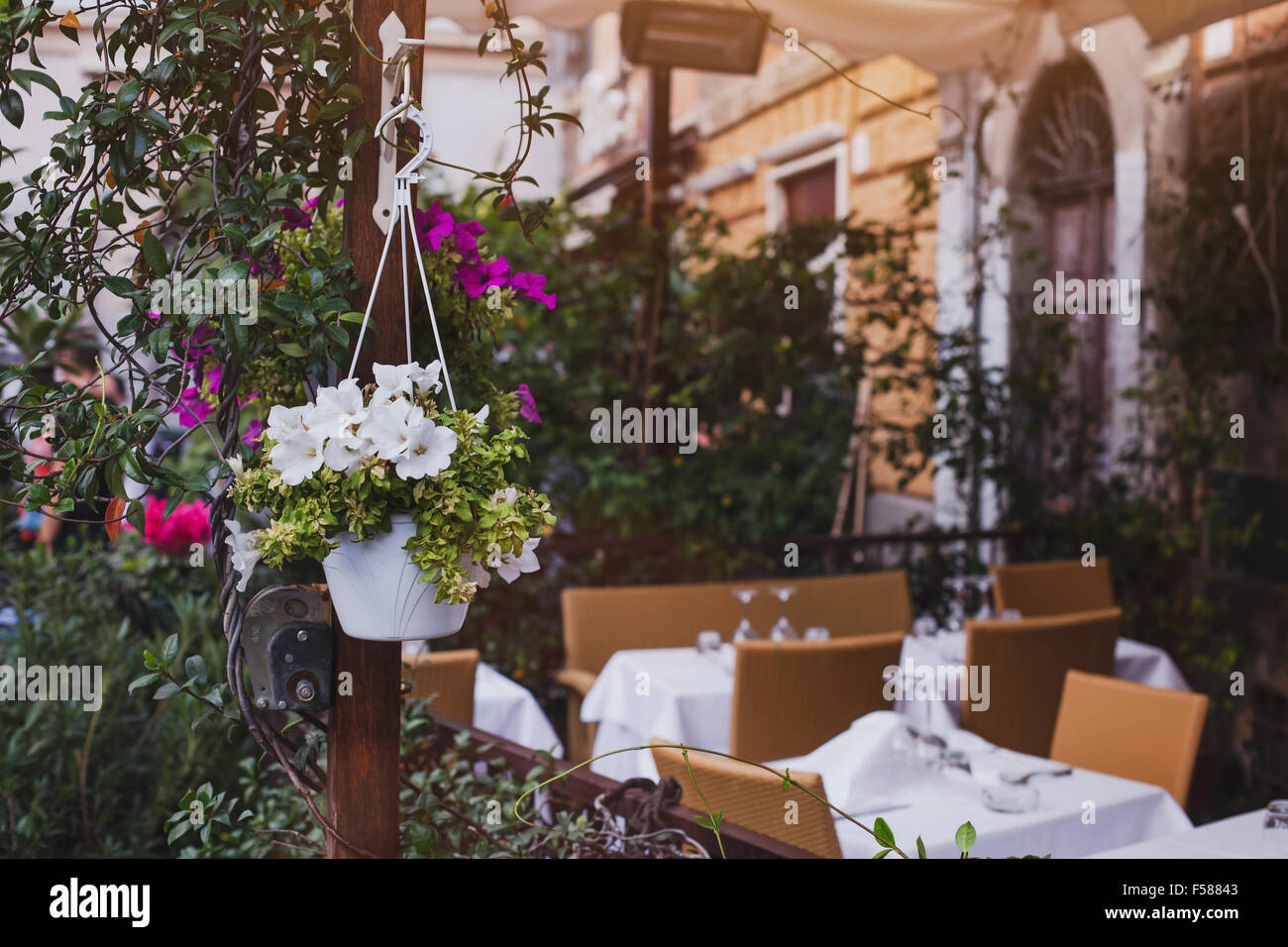 Terrasse de restaurant avec des fleurs Banque D'Images
