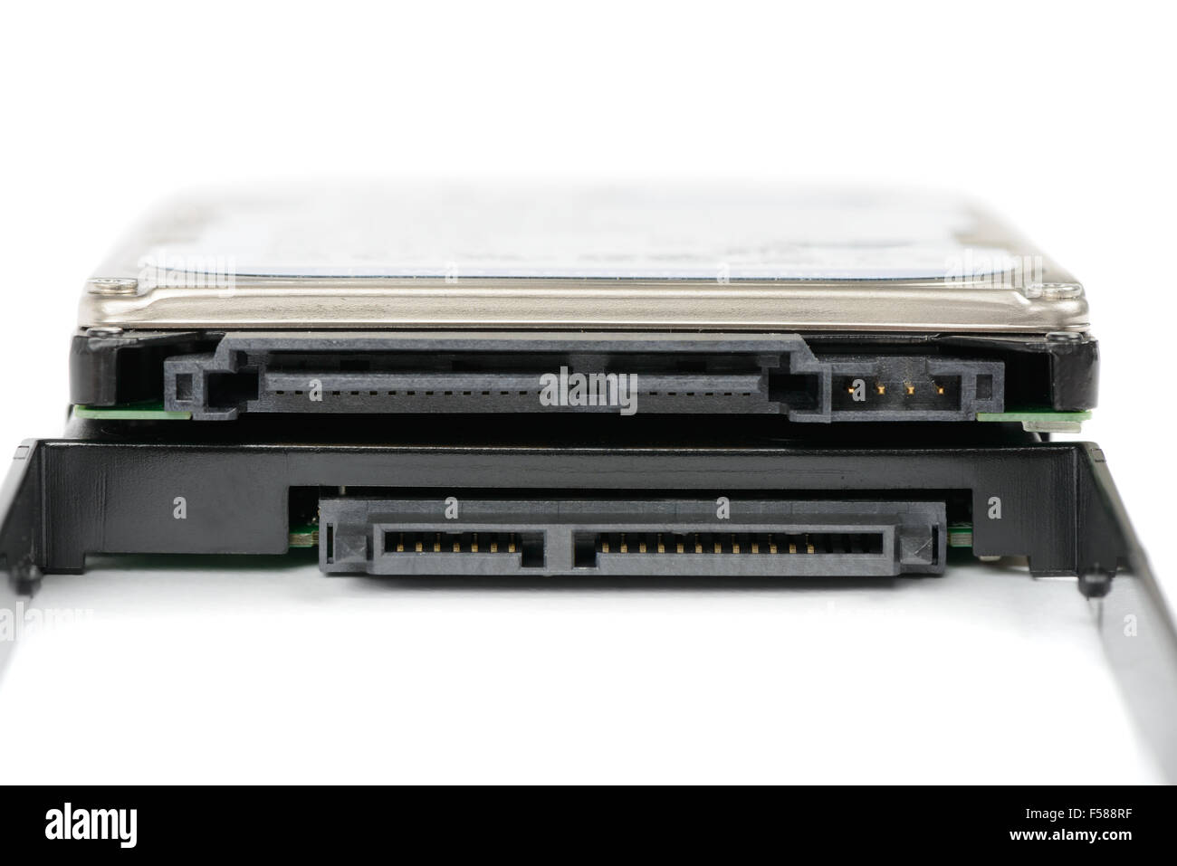 Gros plan du disque dur (HDD) et boîtier externe cas connecteurs, isolé sur blanc. Banque D'Images