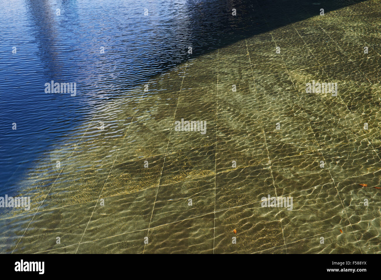 Modèle d'onde de lumière et ombre sur la surface de l'eau Banque D'Images