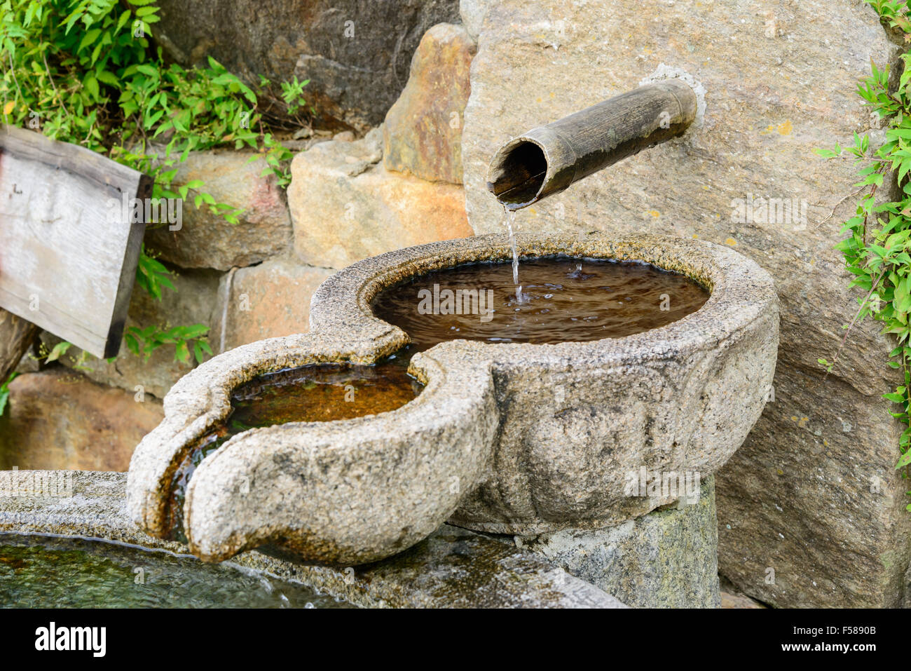 Ruisseau de l'eau de source dans un temple bouddhiste en Corée. Banque D'Images
