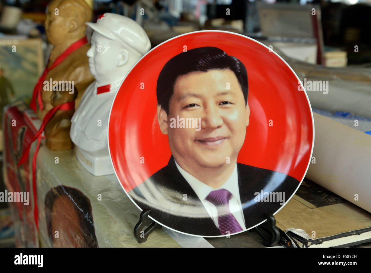 Souvenirs du président chinois Xi Jinping est en vente avec celui de Mao Zedong au marché aux puces de Panjiayuan à Pékin, en Chine. 2014 Banque D'Images
