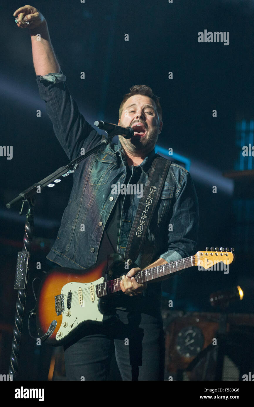 Chicago, Illinois, USA. 28 Oct, 2015. La chanteuse de country RANDY HOUSER effectue en direct sur le 2015 'Non à la poussière jusqu' à l'United Center de Chicago, Illinois © Daniel DeSlover/ZUMA/Alamy Fil Live News Banque D'Images