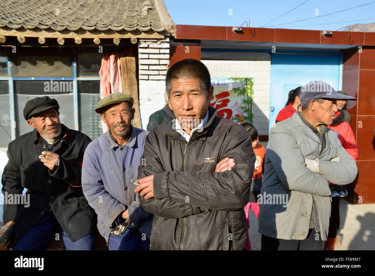 Wu Deyi (gauche), 48 ans, qui ne se sont jamais mariés à cause de la pauvreté, se repose avec ses camarades villageois dans un village de Shanghai, Chine. Banque D'Images