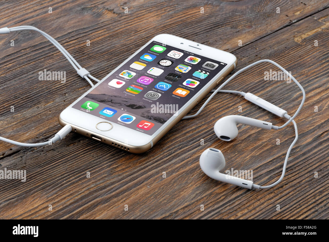 IPhone 6 or sur fond de bois Banque D'Images