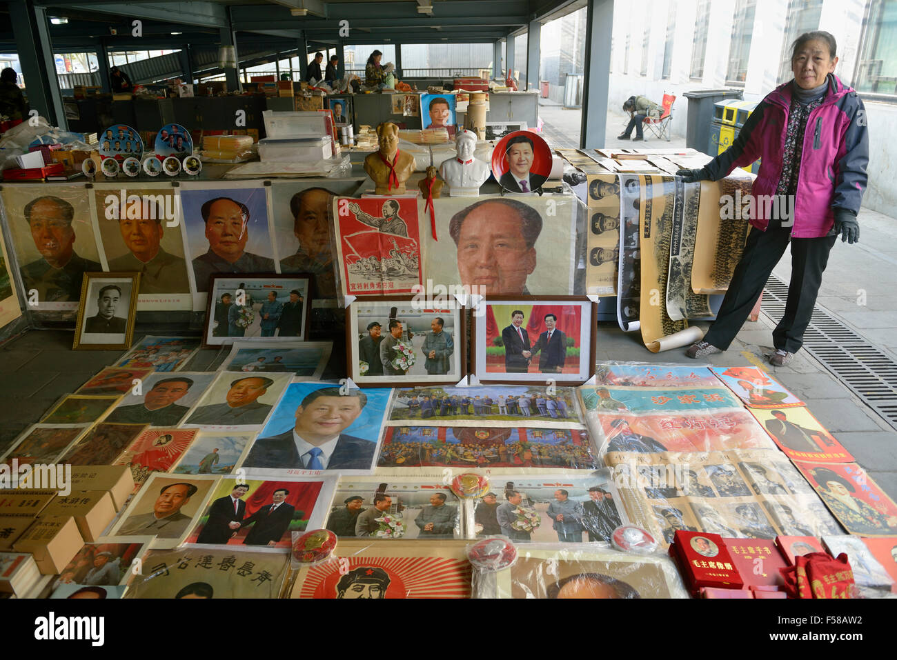 Souvenirs de président chinois Xi Jinping est en vente avec celle de Mao Zedong à marché aux puces de Panjiayuan à Pékin, en Chine. 2014 Banque D'Images
