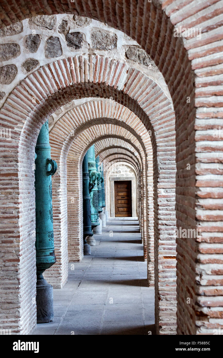 Tolède Espagne,Europe,Espagnol,hispanique site du patrimoine mondial,centre historique,Alcazar,forteresse,canons,arches,pierre,Spain150702103 Banque D'Images