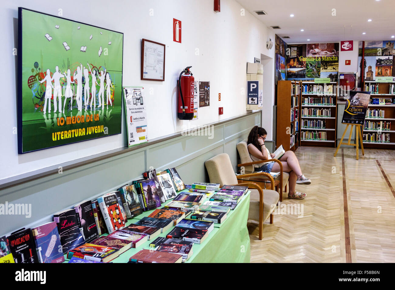 Tolède Espagne,Europe,Espagnol,hispanique Biblioteca de Castilla-la Mancha,bibliothèque,intérieur,section jeunes,livres,Spain150702112 Banque D'Images