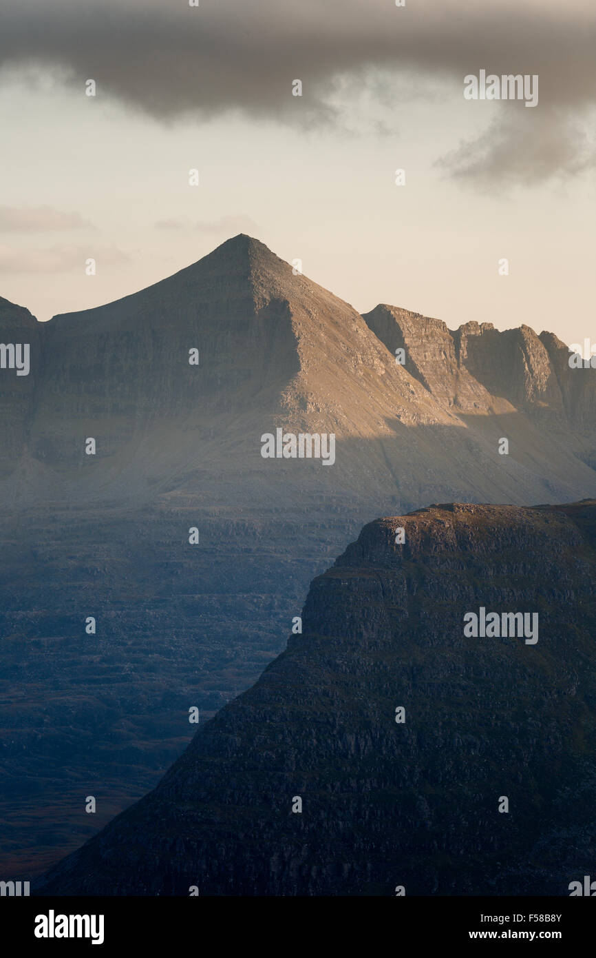 Spidean a' Dromore West Leith (Liathach) derrière le BCEI na Feola par sidelit l'après-midi douce lumière, Ecosse, Royaume-Uni Banque D'Images