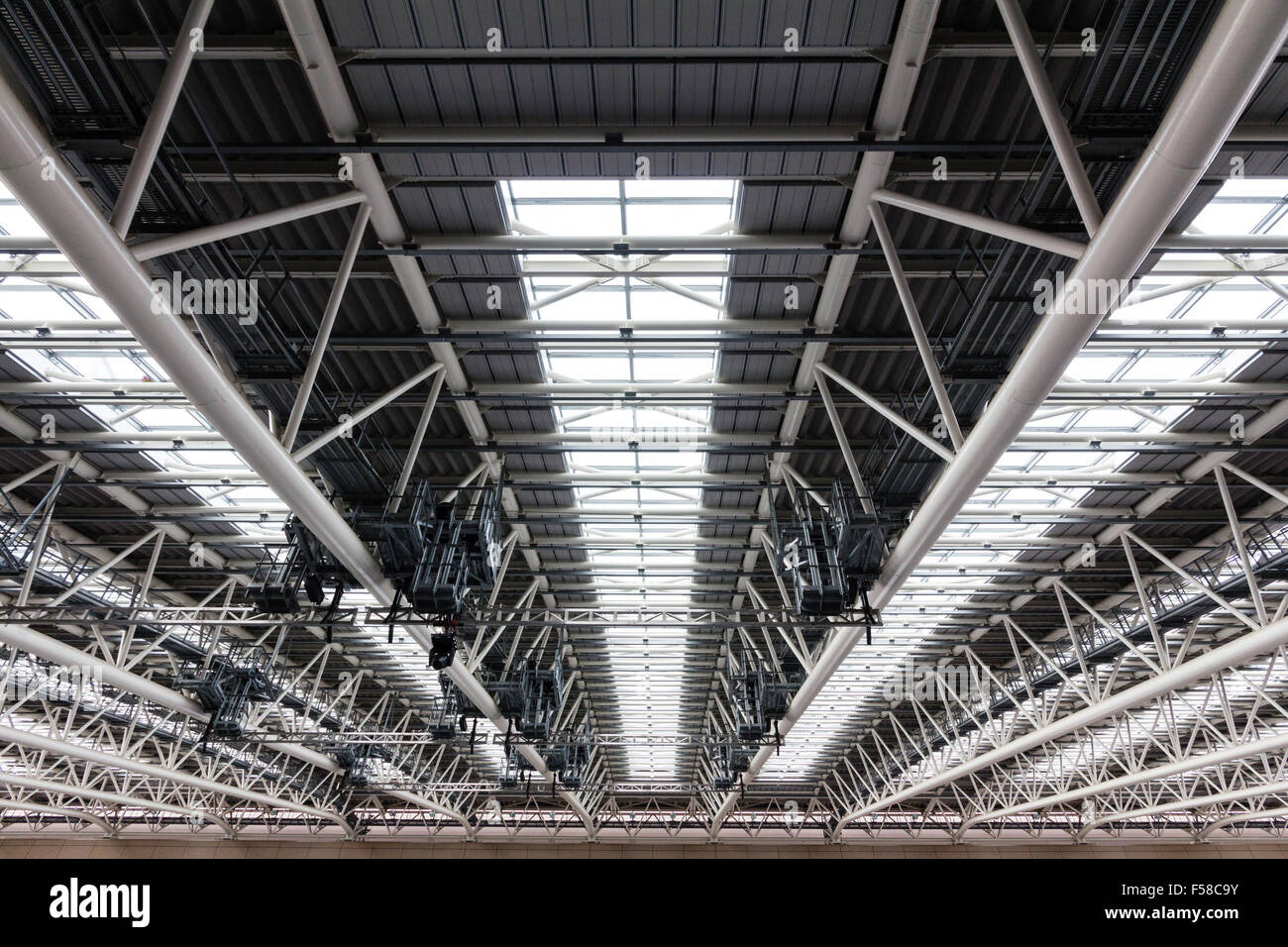 Intérieur de la gare d'Osaka City, montrant des détails de toiture avec poutres apparentes du tube métallique soutenant le toit en verre de la structure métallique. Banque D'Images