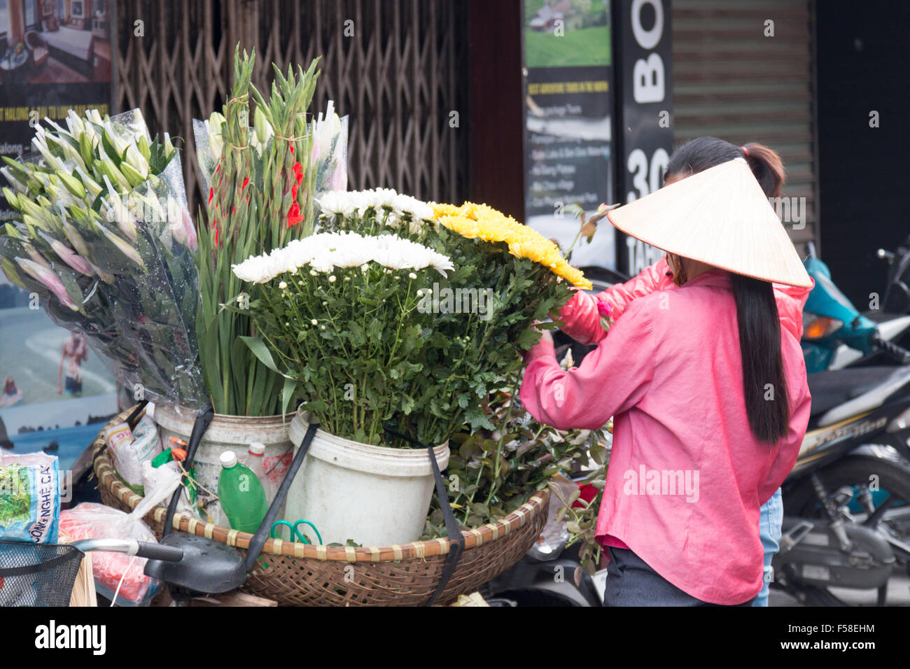 Marchande de fleurs vietnamiennes avec location vend des fleurs dans vieux quartier de Hanoi,Vietnam,capitale Banque D'Images