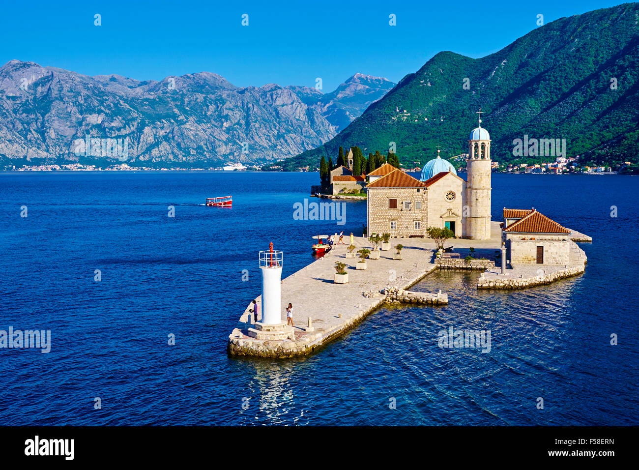 Le Monténégro, la côte Adriatique, dans la baie de Kotor, Perast, île de Saint Georges et Notre Dame de l'île de roche Banque D'Images