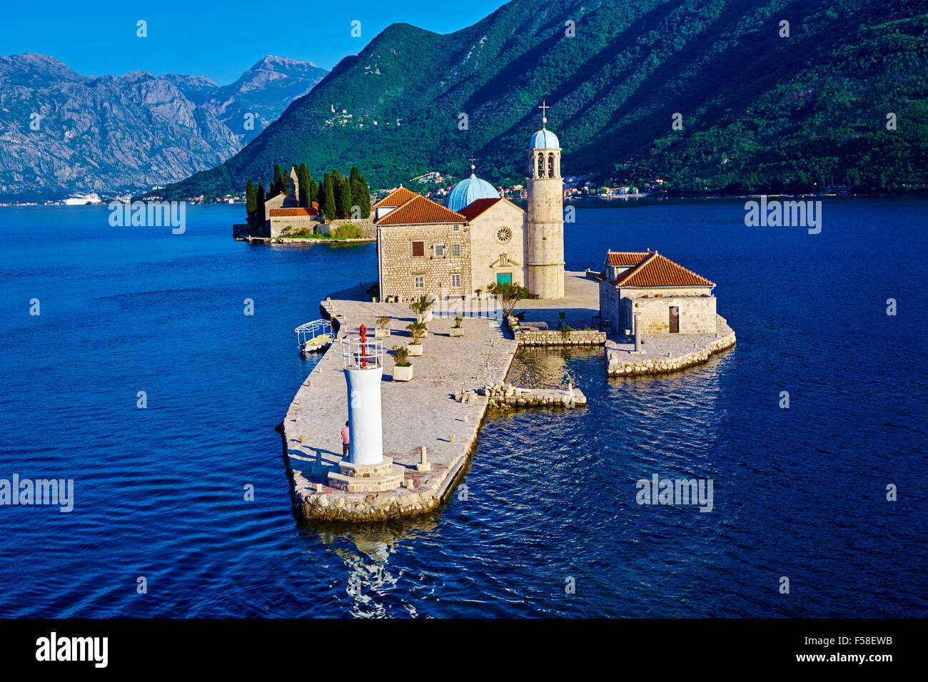 Le Monténégro, la côte Adriatique, dans la baie de Kotor, Perast, île de Saint Georges et Notre Dame de l'île de roche Banque D'Images