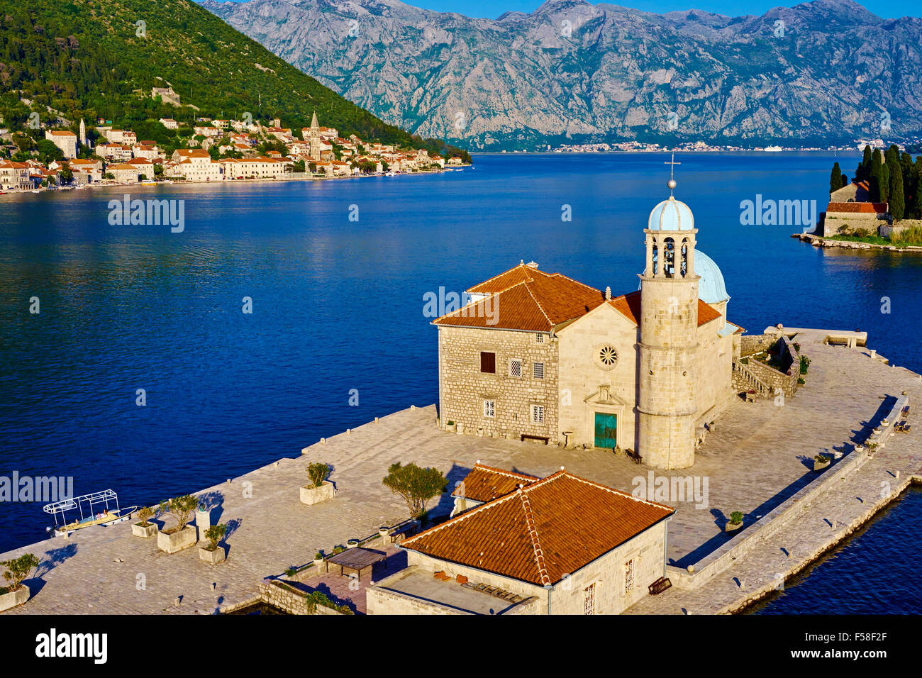 Le Monténégro, la côte Adriatique, dans la baie de Kotor, Perast, île de Saint Georges et Notre Dame de l'île de roche Banque D'Images