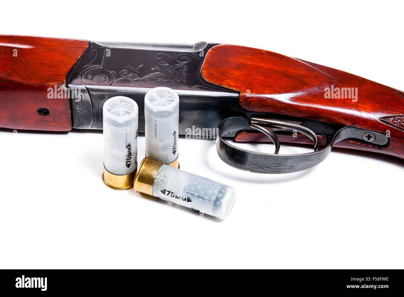 Fusil de chasse et des munitions sur fond blanc. Cartouches pour fusil de chasse. Vue rapprochée montrant le mécanisme de rif de chasse Banque D'Images Fusil de chasse et des munitions sur fond blanc. Cartouches pour fusil de chasse. Vue rapprochée montrant le mécanisme de rif de chasse Banque D'Images