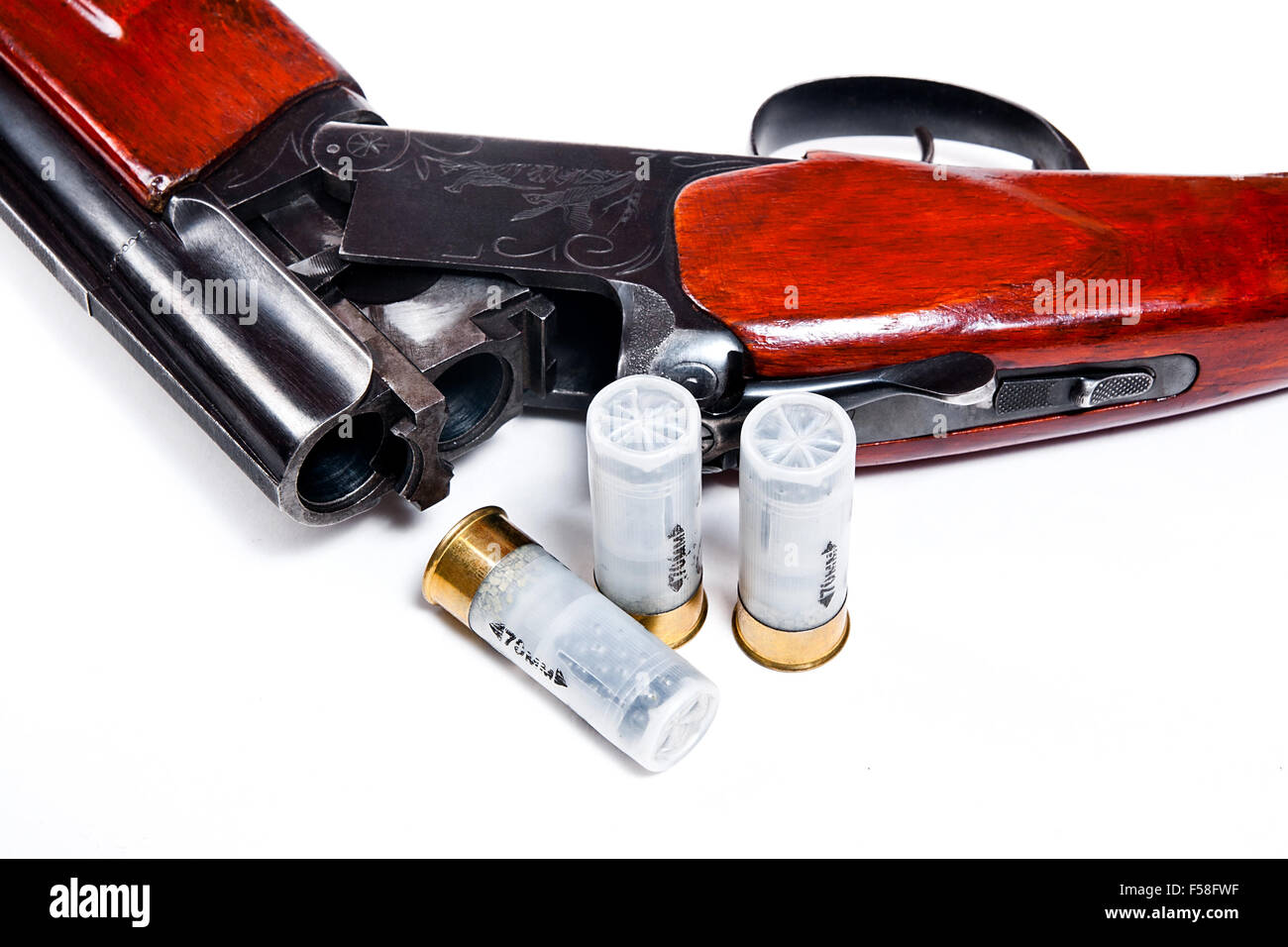 Fusil de chasse et des munitions sur fond blanc. Cartouches pour fusil de chasse. Vue rapprochée montrant le mécanisme de rif de chasse Banque D'Images Fusil de chasse et des munitions sur fond blanc. Cartouches pour fusil de chasse. Vue rapprochée montrant le mécanisme de rif de chasse Banque D'Images