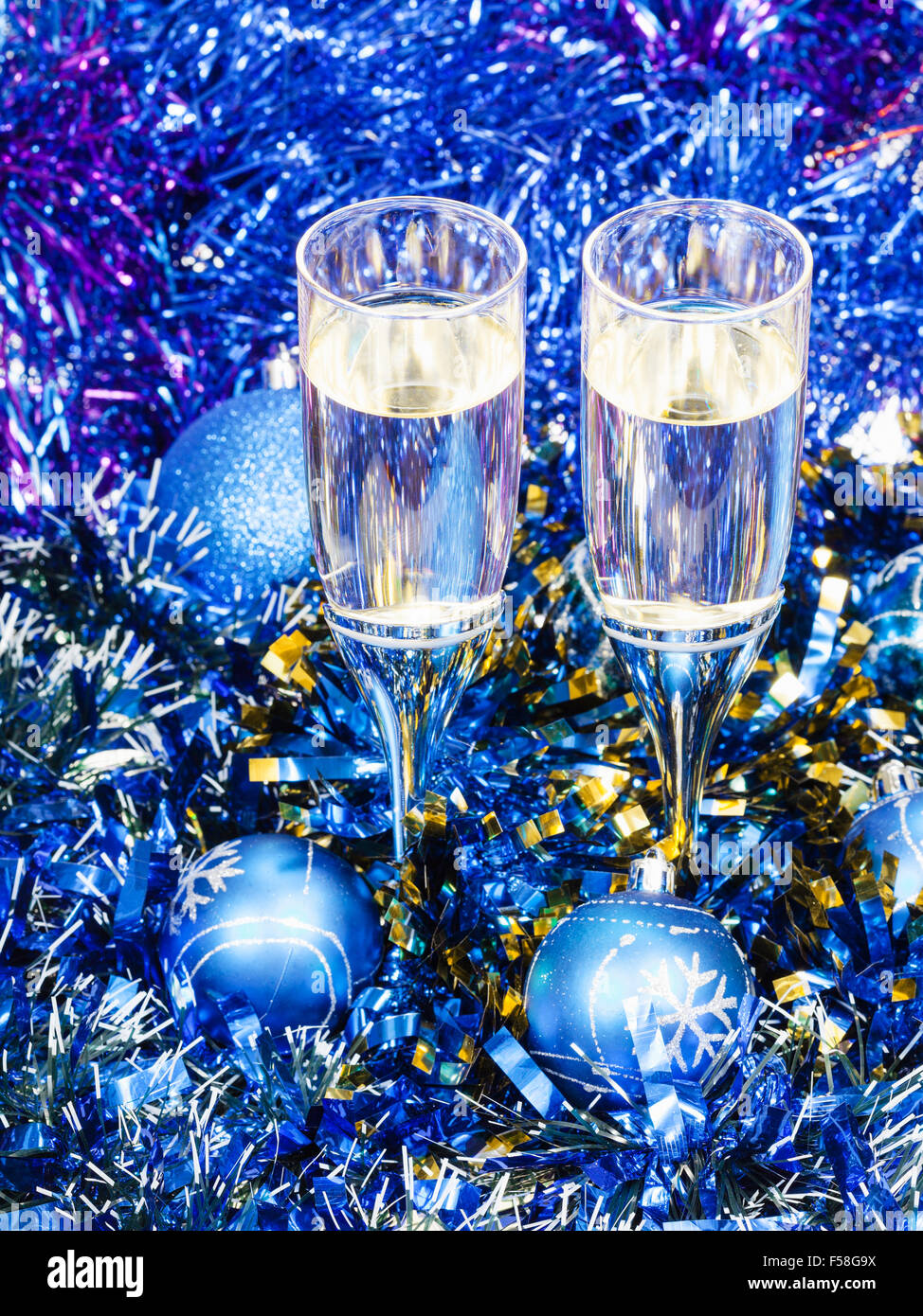 Noël encore la vie - deux verres de champagne dans les décorations de Noël bleu Banque D'Images