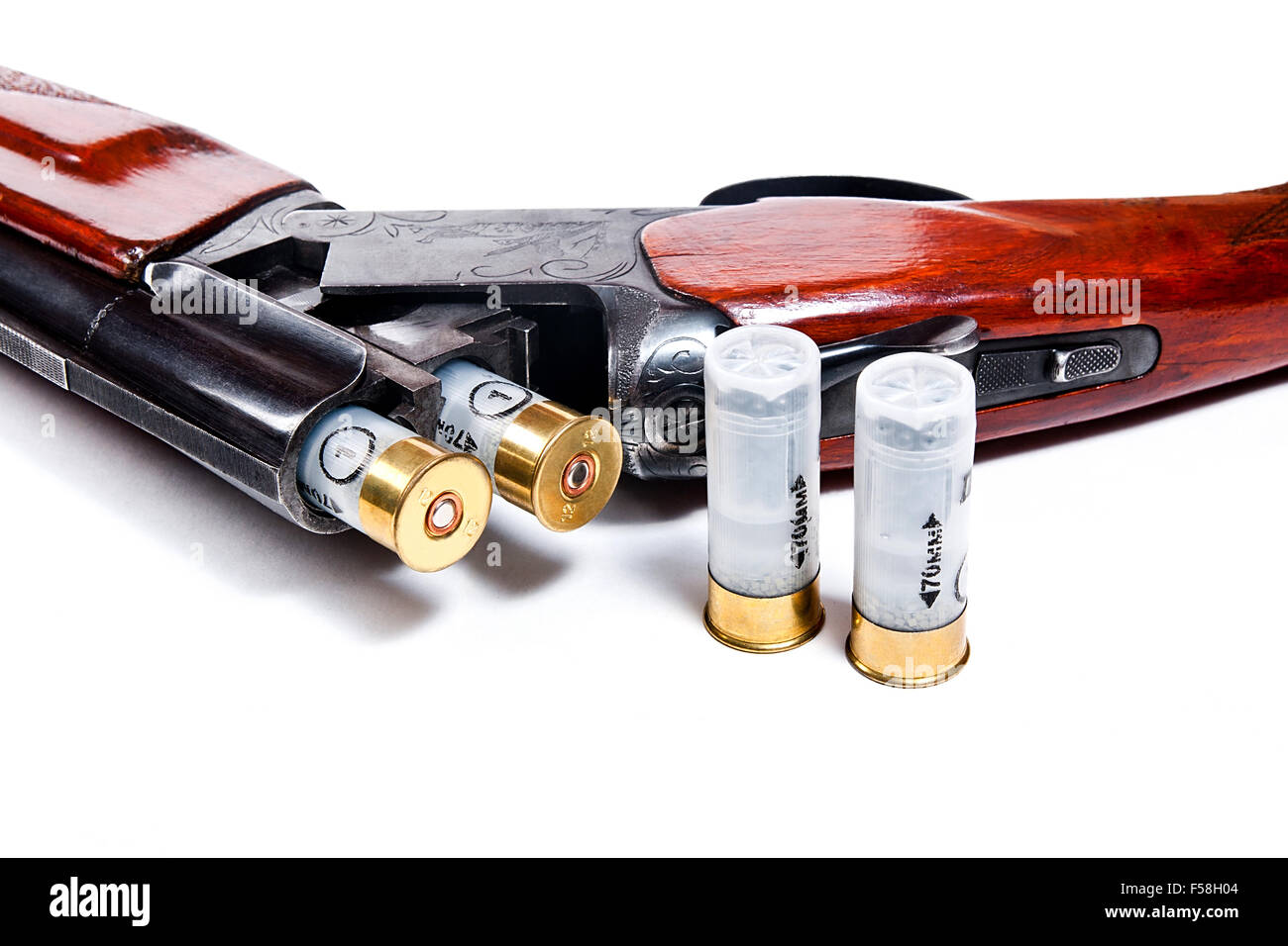Fusil de chasse et des munitions sur fond blanc. Cartouches pour fusil de chasse. Vue rapprochée montrant le mécanisme de rif de chasse Banque D'Images Fusil de chasse et des munitions sur fond blanc. Cartouches pour fusil de chasse. Vue rapprochée montrant le mécanisme de rif de chasse Banque D'Images