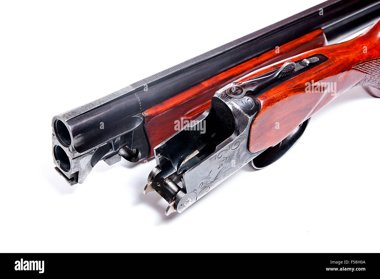 Fusil de chasse sur fond blanc. Vue rapprochée montrant le mécanisme de fusil de chasse. Isolé sur blanc. Banque D'Images Fusil de chasse sur fond blanc. Vue rapprochée montrant le mécanisme de fusil de chasse. Isolé sur blanc. Banque D'Images