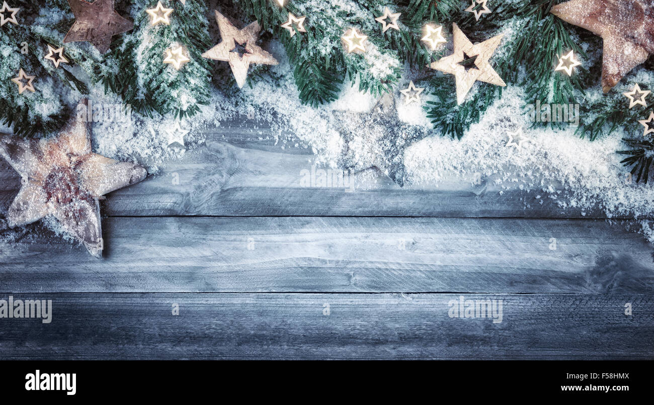 Noël arrière-plan gris bleu en bois naturel, de style rustique, simple et élégant, avec une bordure de branches de sapin, une étoile en bois Banque D'Images