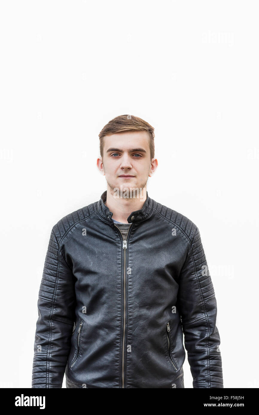 Plan moyen sur un jeune homme portant une veste de cuir debout derrière un  mur blanc Photo Stock - Alamy