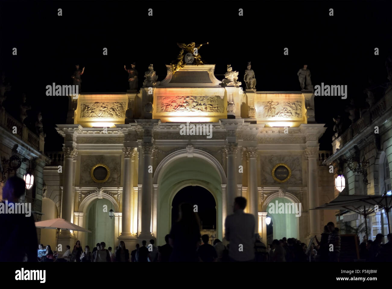 NANCY, France le 6 juillet 2013 les touristes arrivent de Arc de