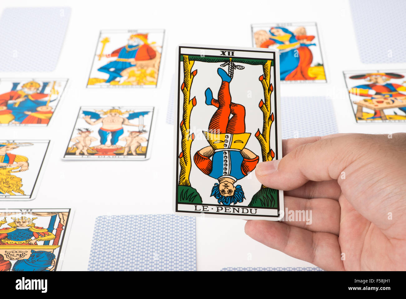Tarot tirage sur fond blanc : le Pendu Banque D'Images