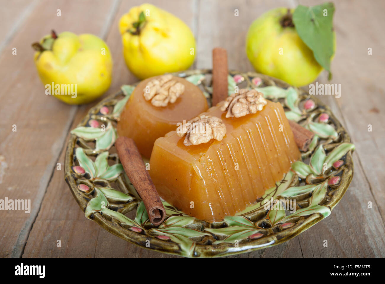 Coing Coing frais et gélatine dessert également connu comme Kitnikez Banque D'Images Coing Coing frais et gélatine dessert également connu comme Kitnikez Banque D'Images