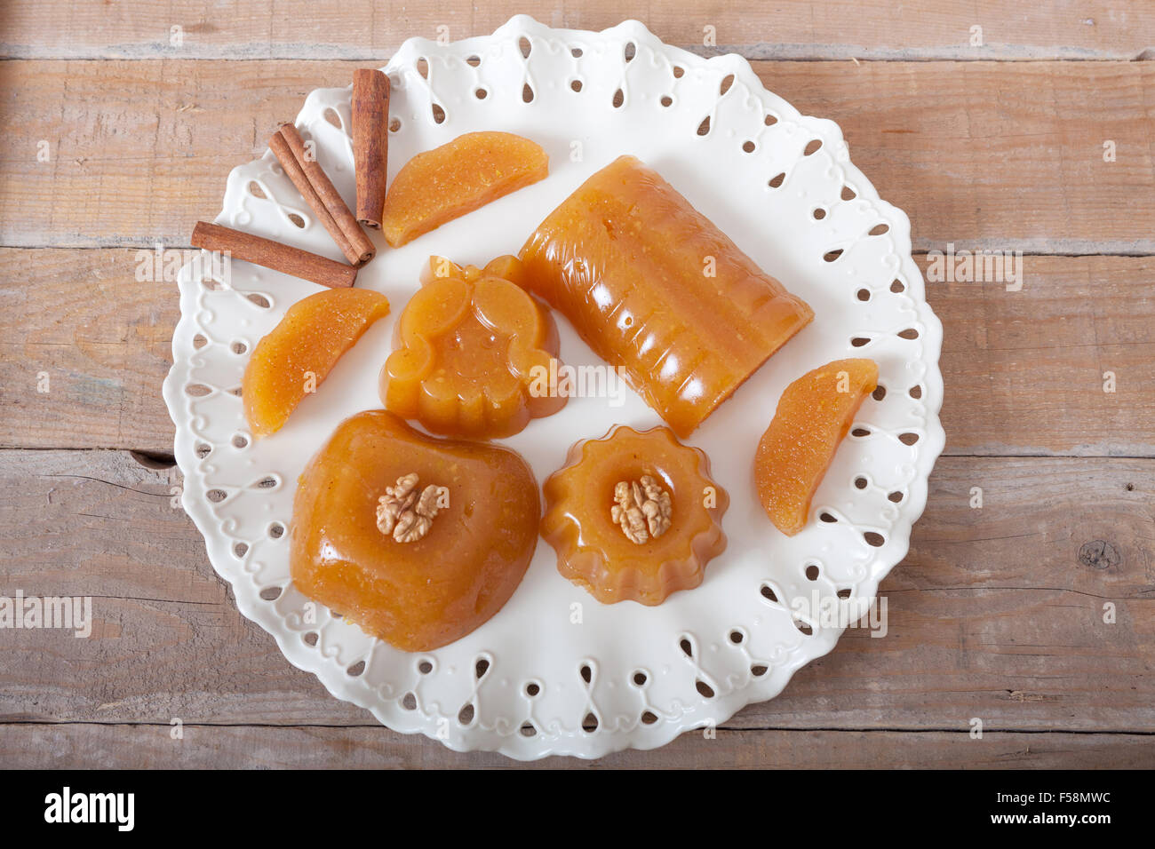 La gélatine de coing dessert également connu comme Kitnikez à base de coing Banque D'Images La gélatine de coing dessert également connu comme Kitnikez à base de coing Banque D'Images