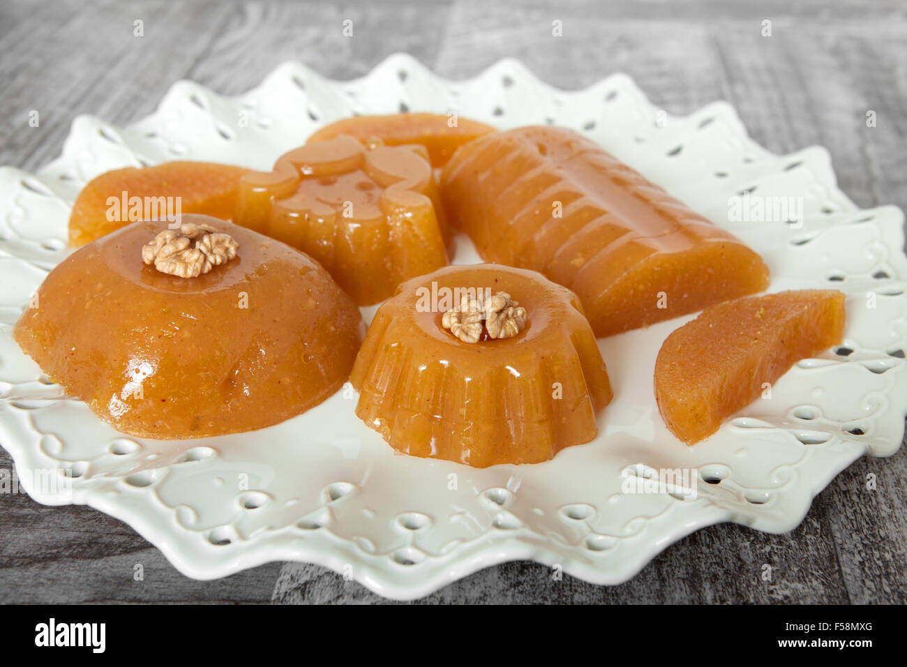 La gélatine de coing dessert également connu comme Kitnikez à base de coing Banque D'Images La gélatine de coing dessert également connu comme Kitnikez à base de coing Banque D'Images