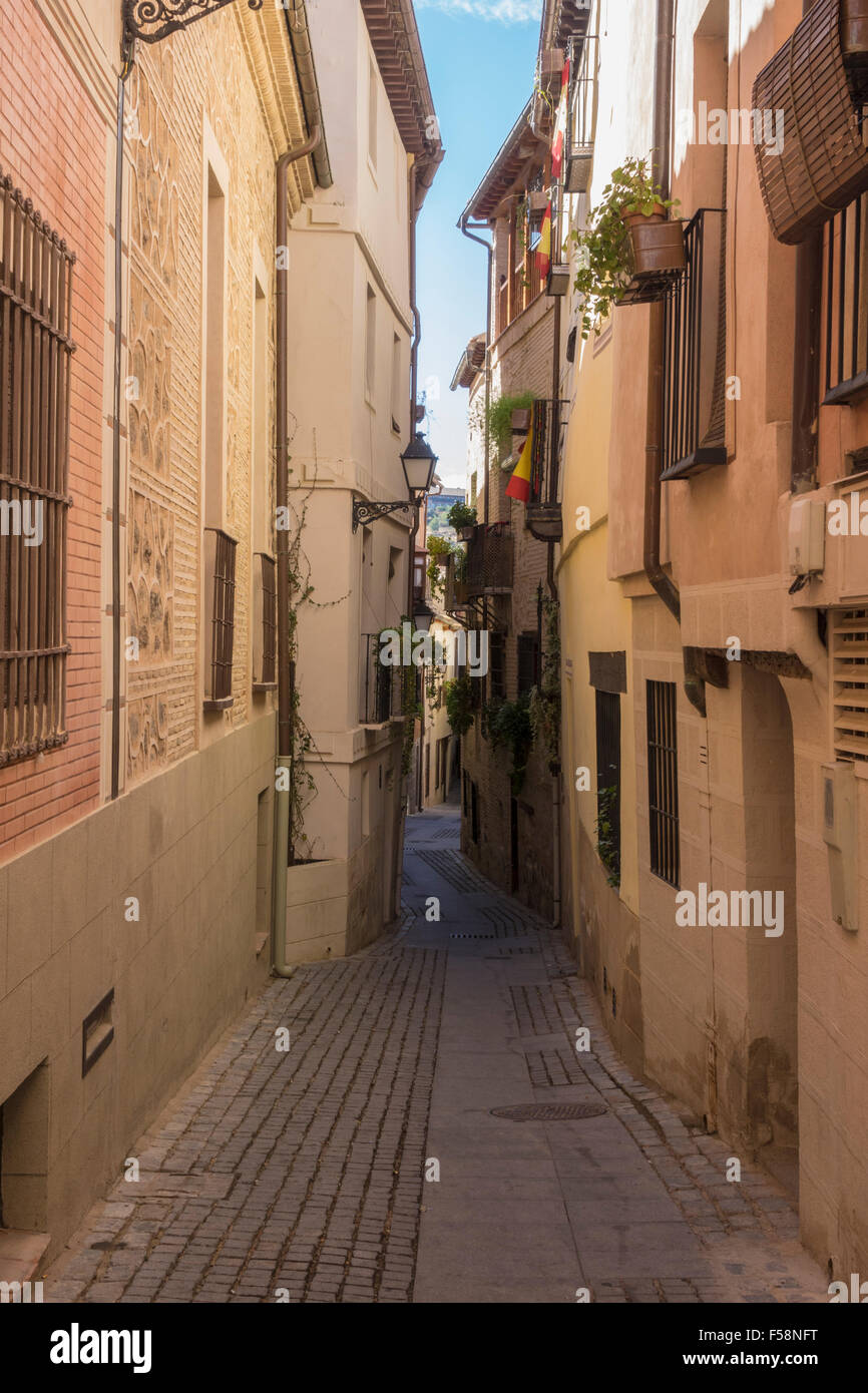 Scène de rue de la vieille ville de Tolède - rues étroites dans la vieille ville de Tolède, Espagne, Europe Banque D'Images