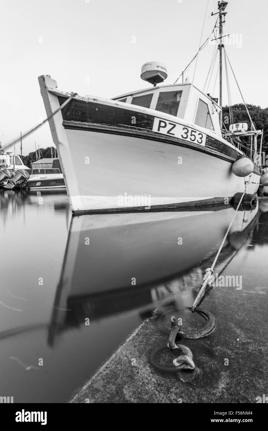 Bateau de pêche amarré au quai de l'Échiquier sur une très haute marée à Penryn, Cornwall. Banque D'Images