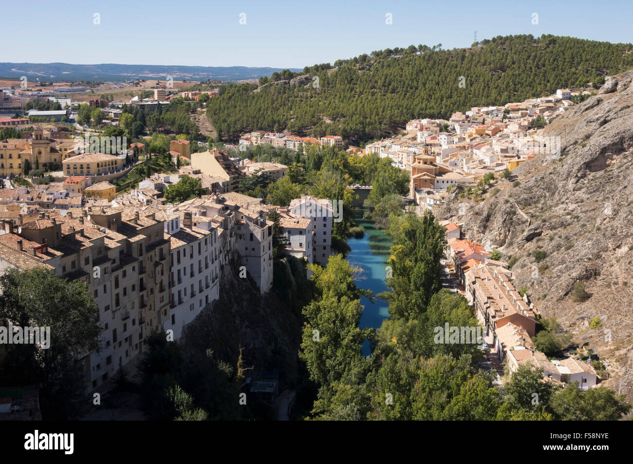 Vue aérienne de la rivière et de la ville de Cuenca en Castille La Manche, Espagne, Europe Banque D'Images