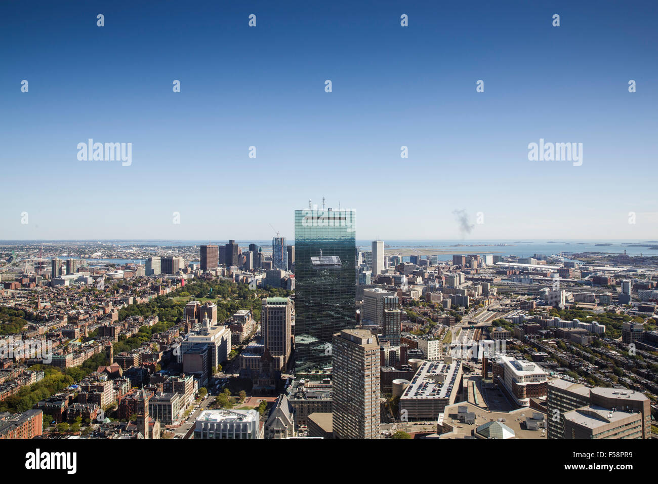 Art par l'artiste français JR sur le côté de l'ancien John Hancock Tower à Back Bay, Boston sur une journée ensoleillée. Banque D'Images