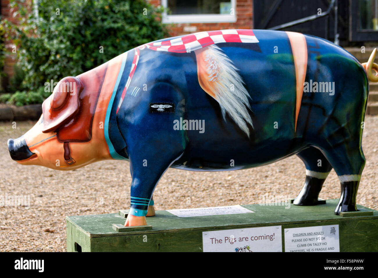 Cochon par Mik Richardson nommé "Tally Ho-Trotters". Une partie des porcs Gone Wild la charité pour St Elizabeth à l'Hospice, à Ipswich, Royaume-Uni. Banque D'Images